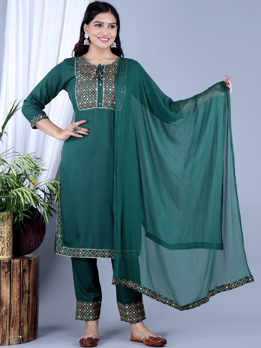 

IkDaiya Ethnic Motifs Embroidered Mirror Work Kurta with Trousers & Dupatta, Green