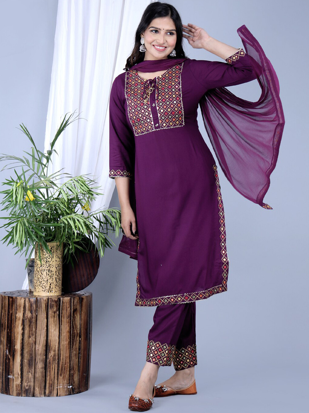 

IkDaiya Ethnic Motifs Yoke Design Mirror Work Kurta & Trousers With Dupatta, Purple