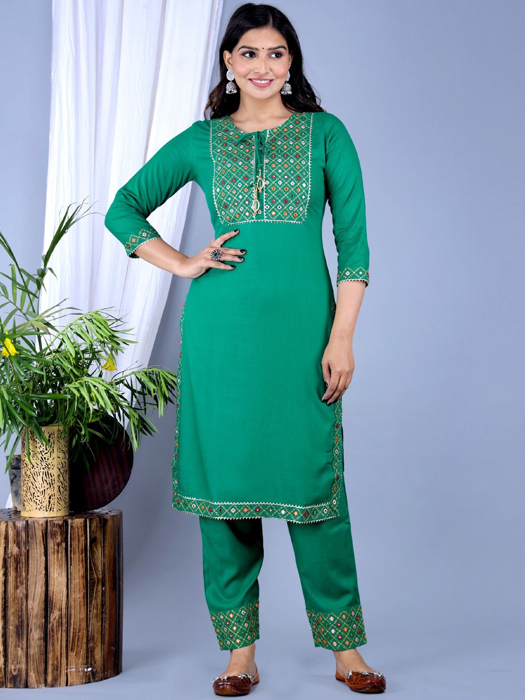 

IkDaiya Ethnic Motifs Embroidered Mirror Work Kurta with Trousers & Dupatta, Green
