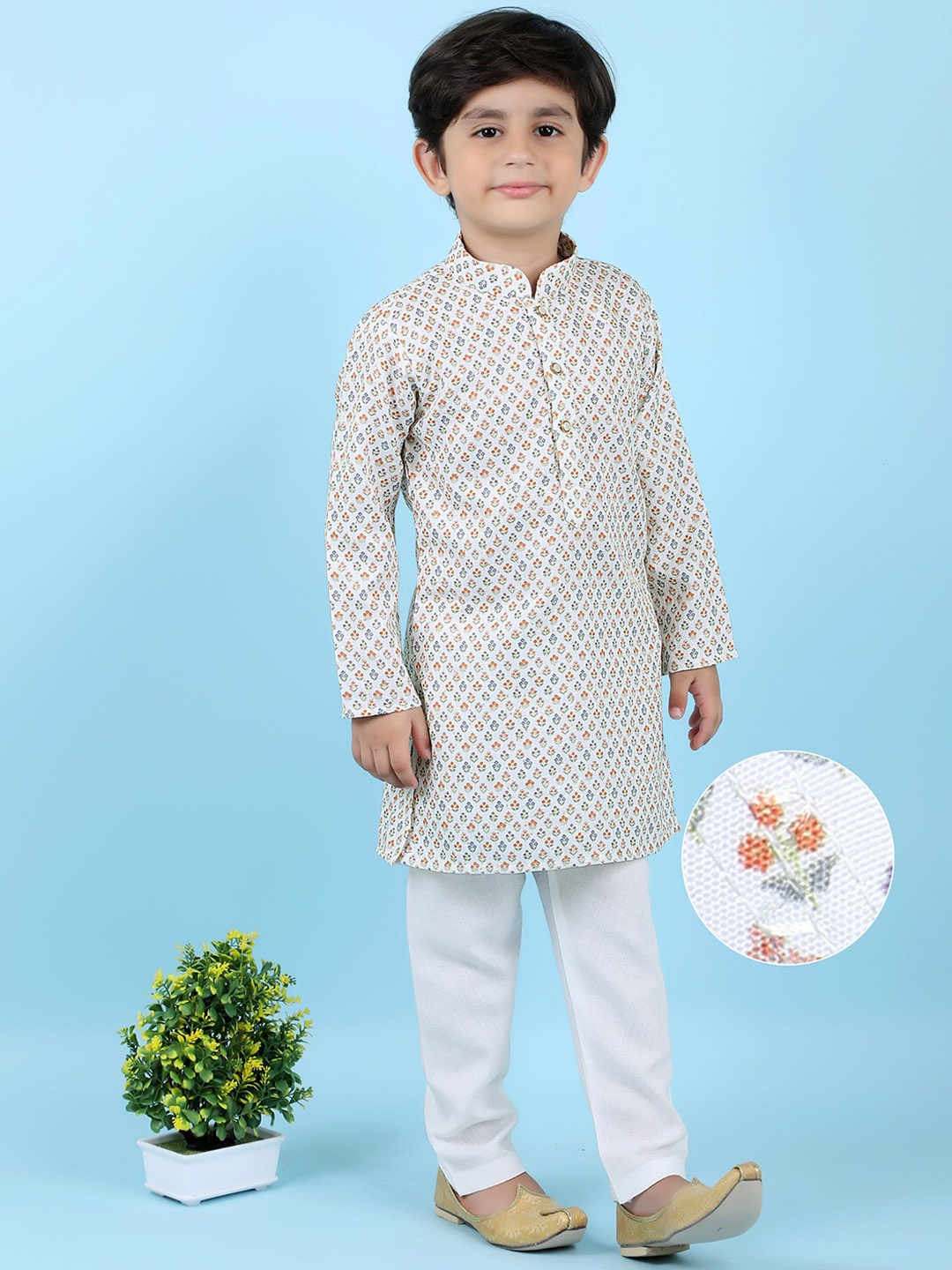 

KIDS FARM Boys White Floral Printed Regular Thread Work Kurta With Pyjamas