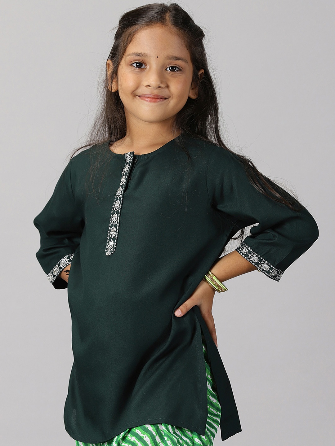 

KiddoPanti Girls Embroidered Round Neck Straight Kurta, Green