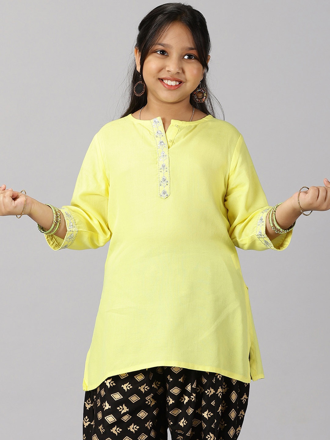 

KiddoPanti Girls Round Neck Thread Work Kurta, Yellow