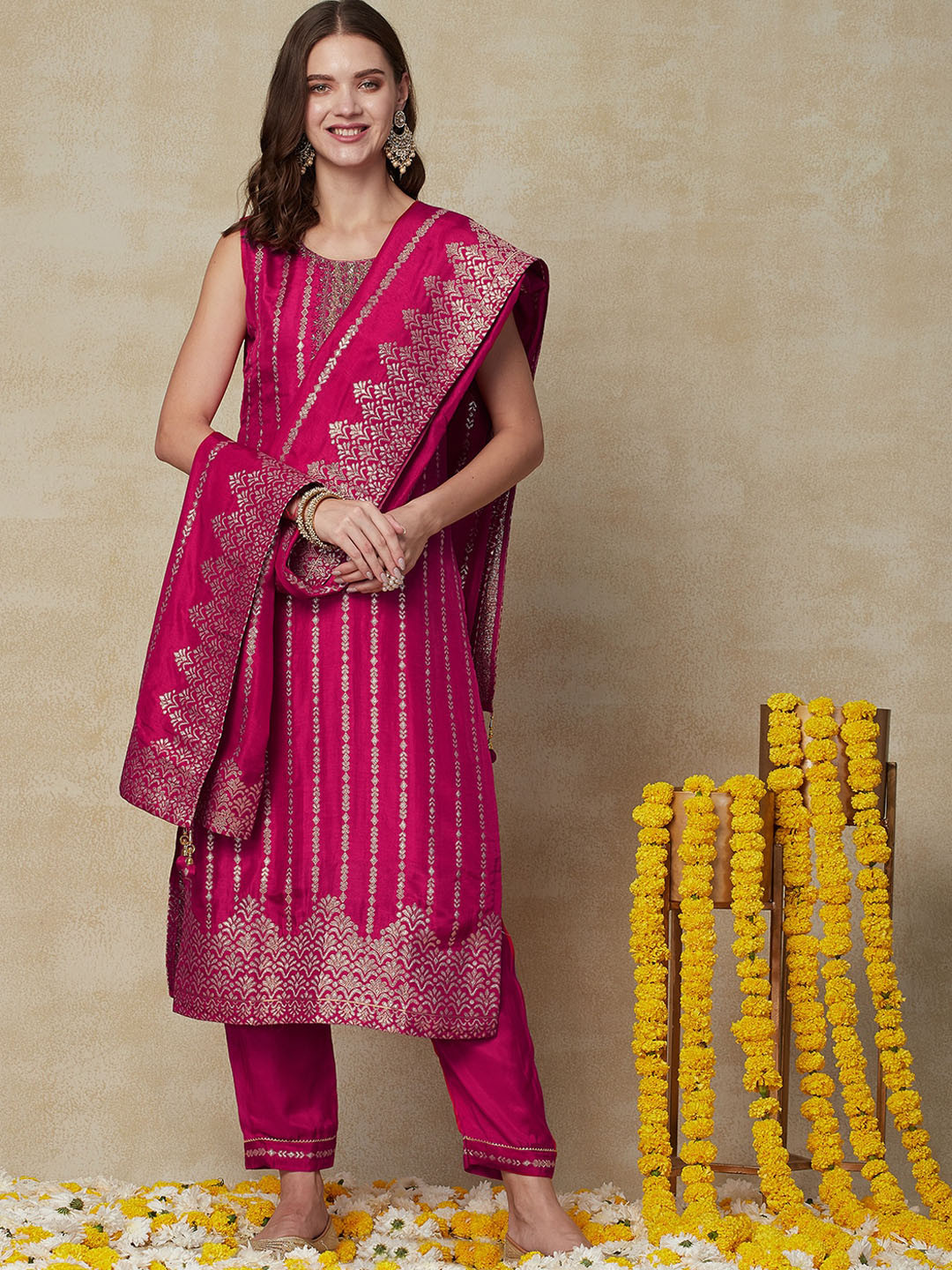 

FASHOR Ethnic Motifs Embroidered Regular Zardozi Kurta With Trousers & Dupatta, Pink