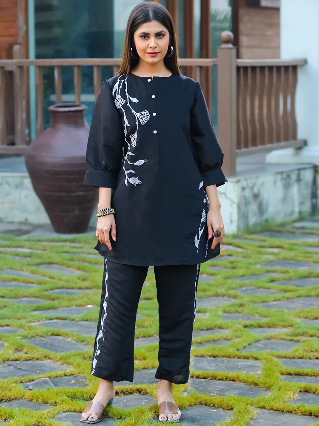 

Kiana Embroidered Regular Kurti With Trousers, Black
