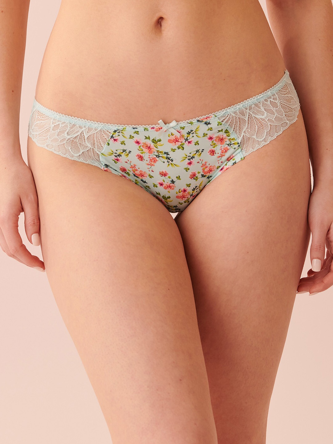 

La Vie en Rose Floral Printed Mid-Rise Lace Bikini Briefs, White