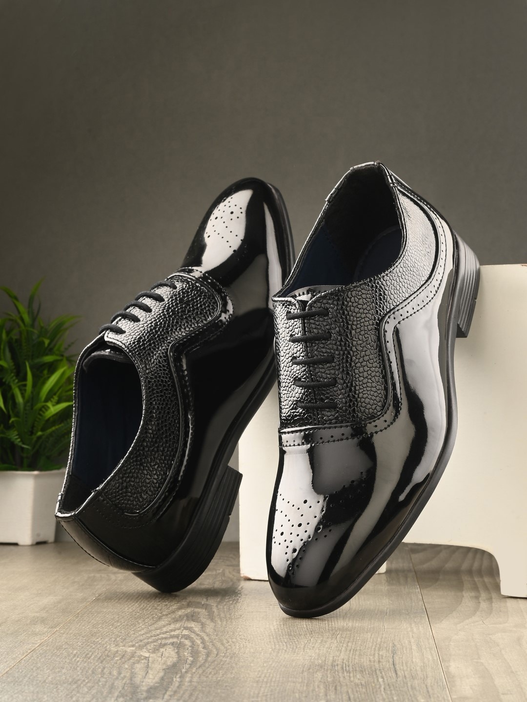

INVICTUS Men Textured Wrinkle Free Formal Oxfords, Black