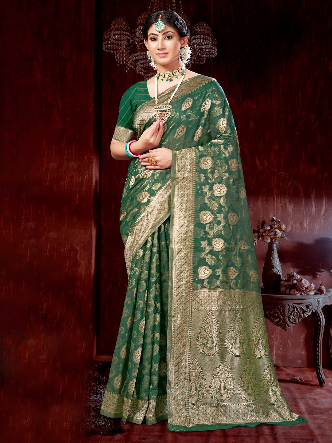

Mitera Green & Gold-Toned Ethnic Motif Woven Design Zari Saree