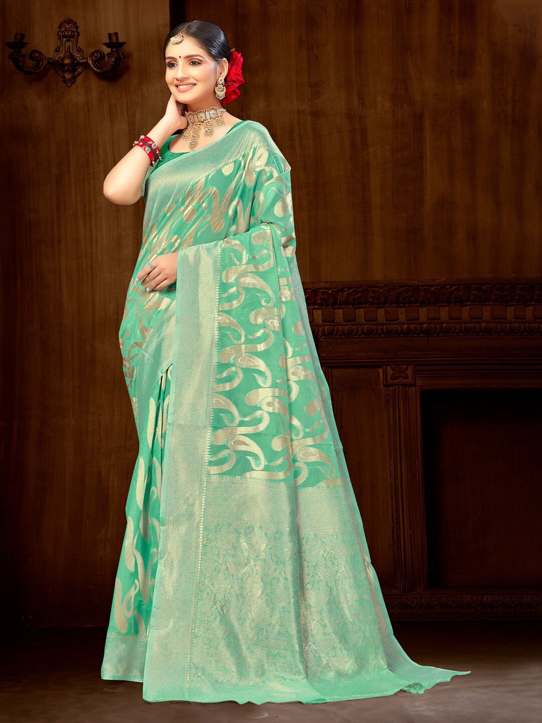 

Mitera Ethnic Motif Woven Design Zari Saree, Green