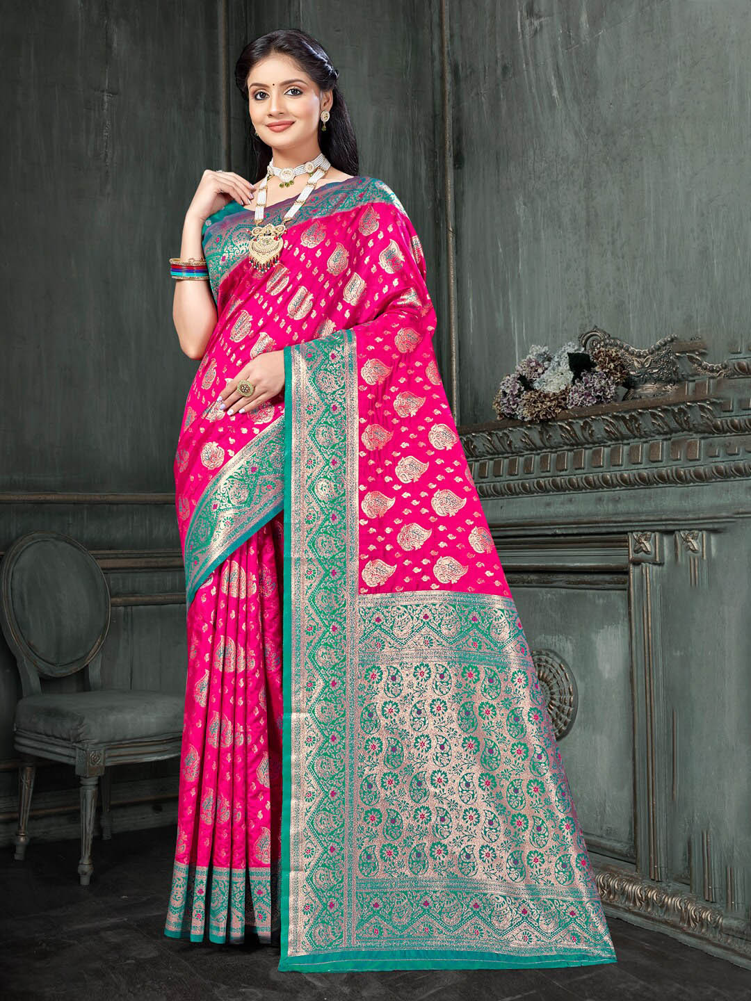 

Mitera Ethnic Motifs Woven Design Zari Saree, Magenta