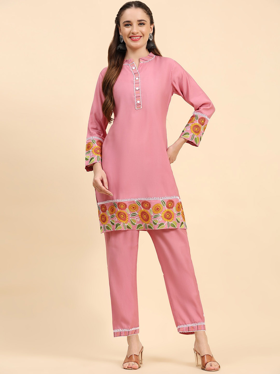 

Growish Floral Embroidered Regular Kurta with Trousers, Pink