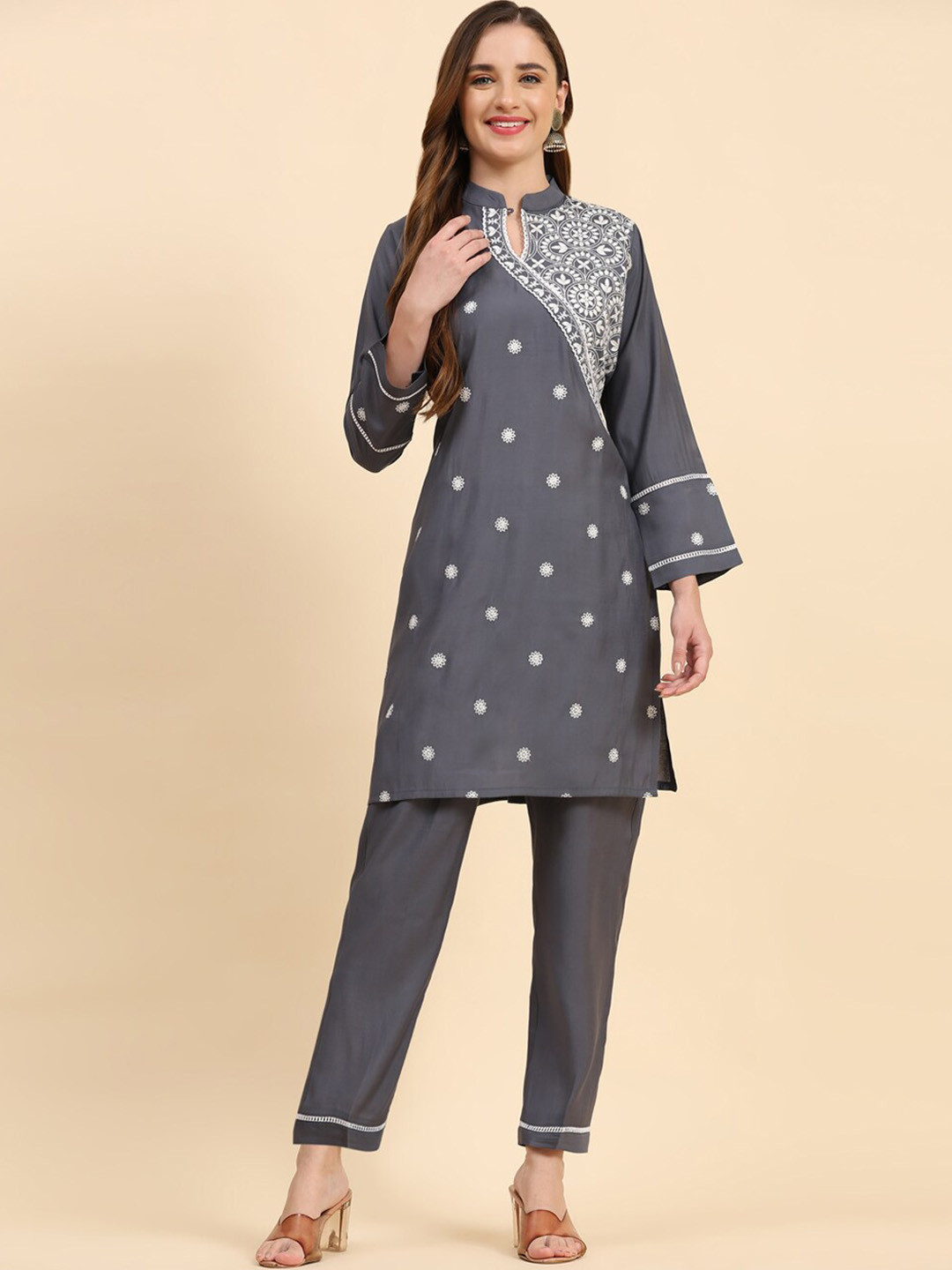 

Growish Floral Embroidered Regular Kurta With Trousers, Grey