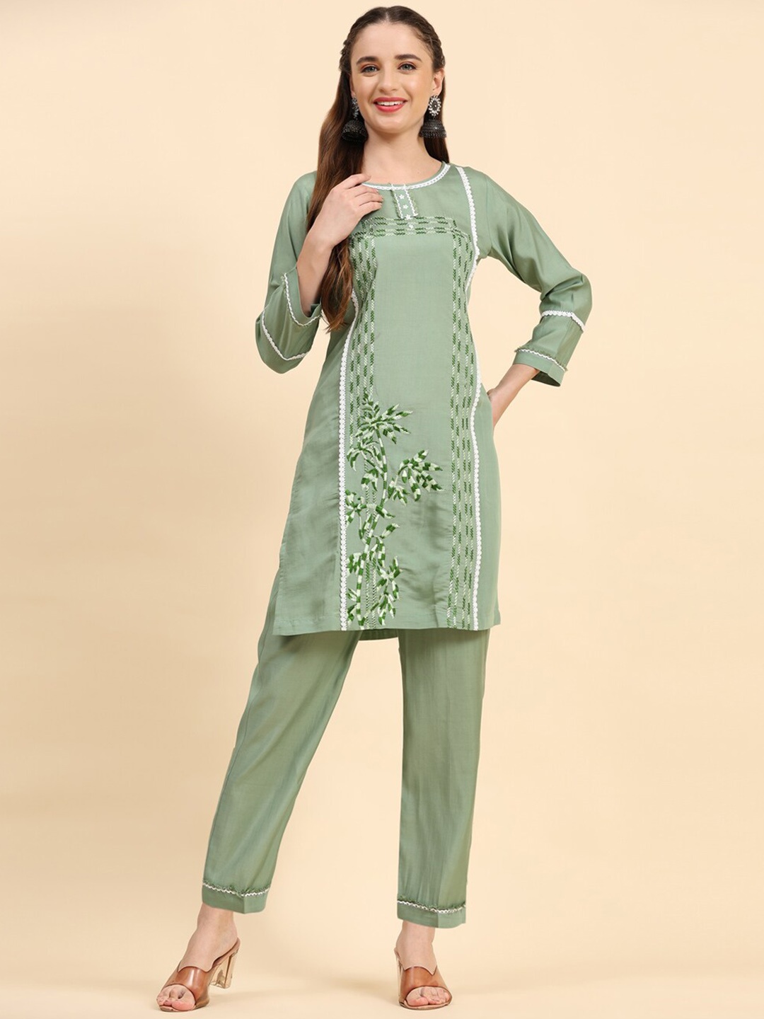 

Growish Floral Embroidered Regular Kurta with Trousers, Green