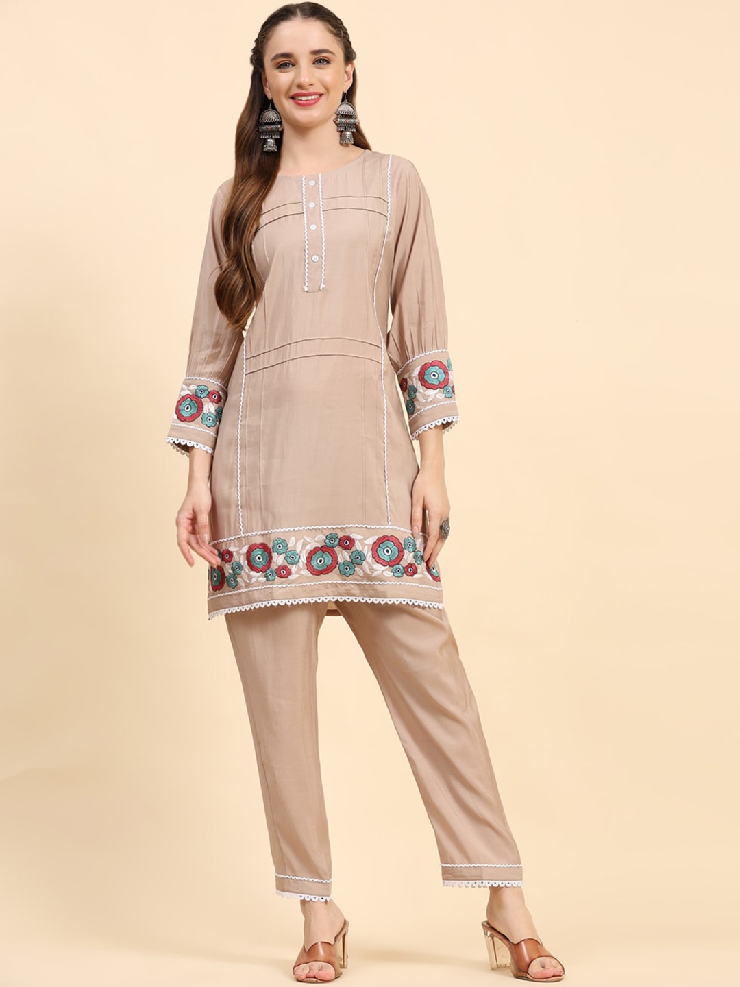 

Growish Floral Embroidered Regular Kurta with Trousers, Beige