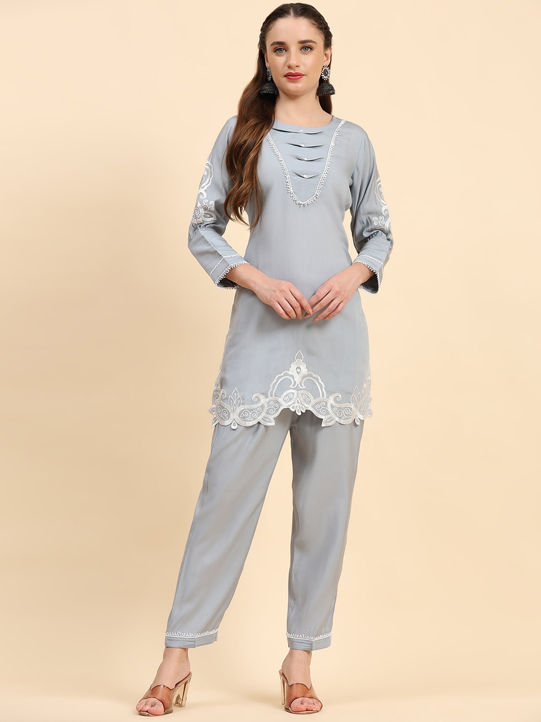 

Growish Embroidered Regular Kurti with Trousers, Grey