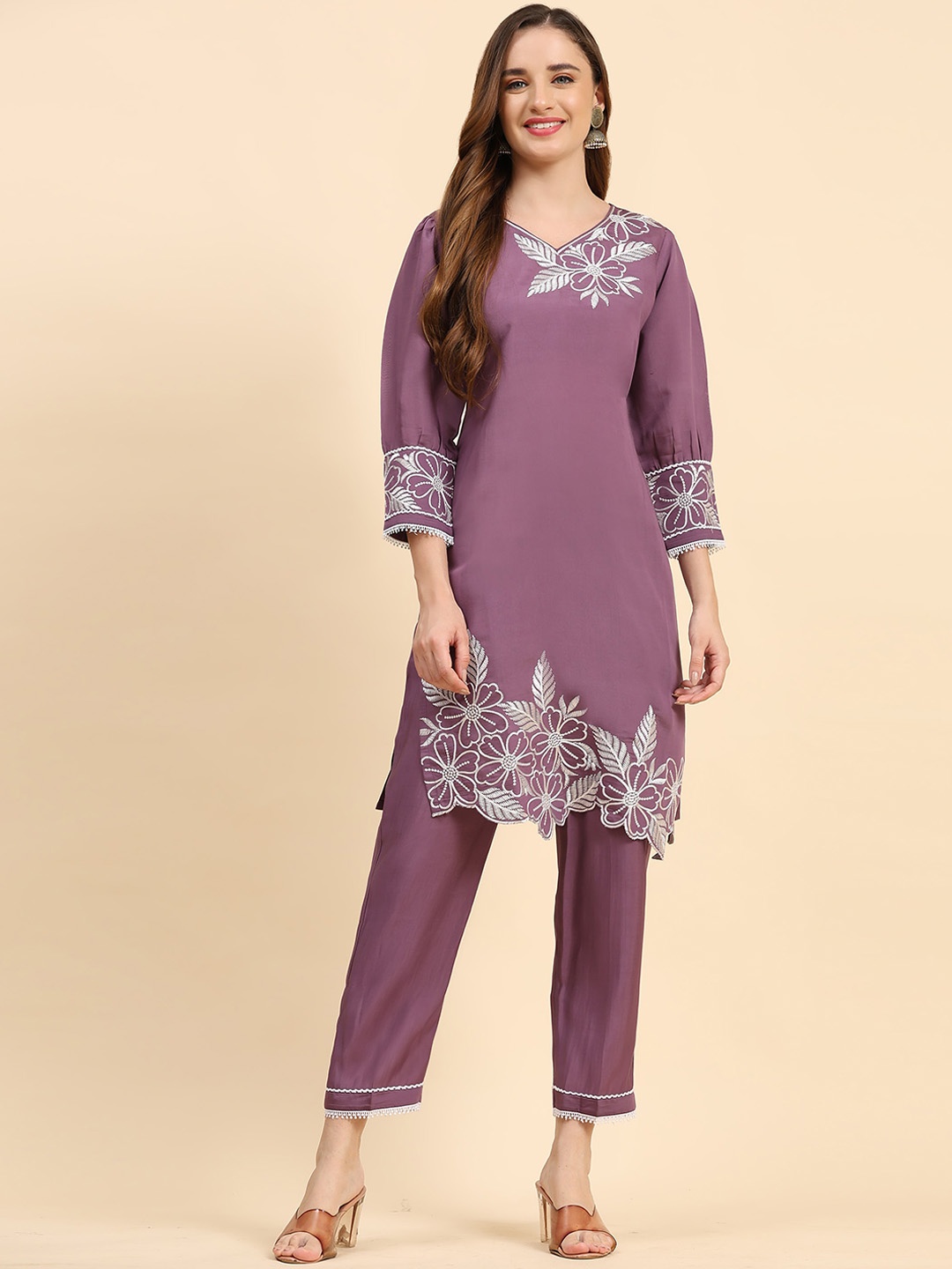

Growish Floral Embroidered Regular Kurta With Trousers, Purple