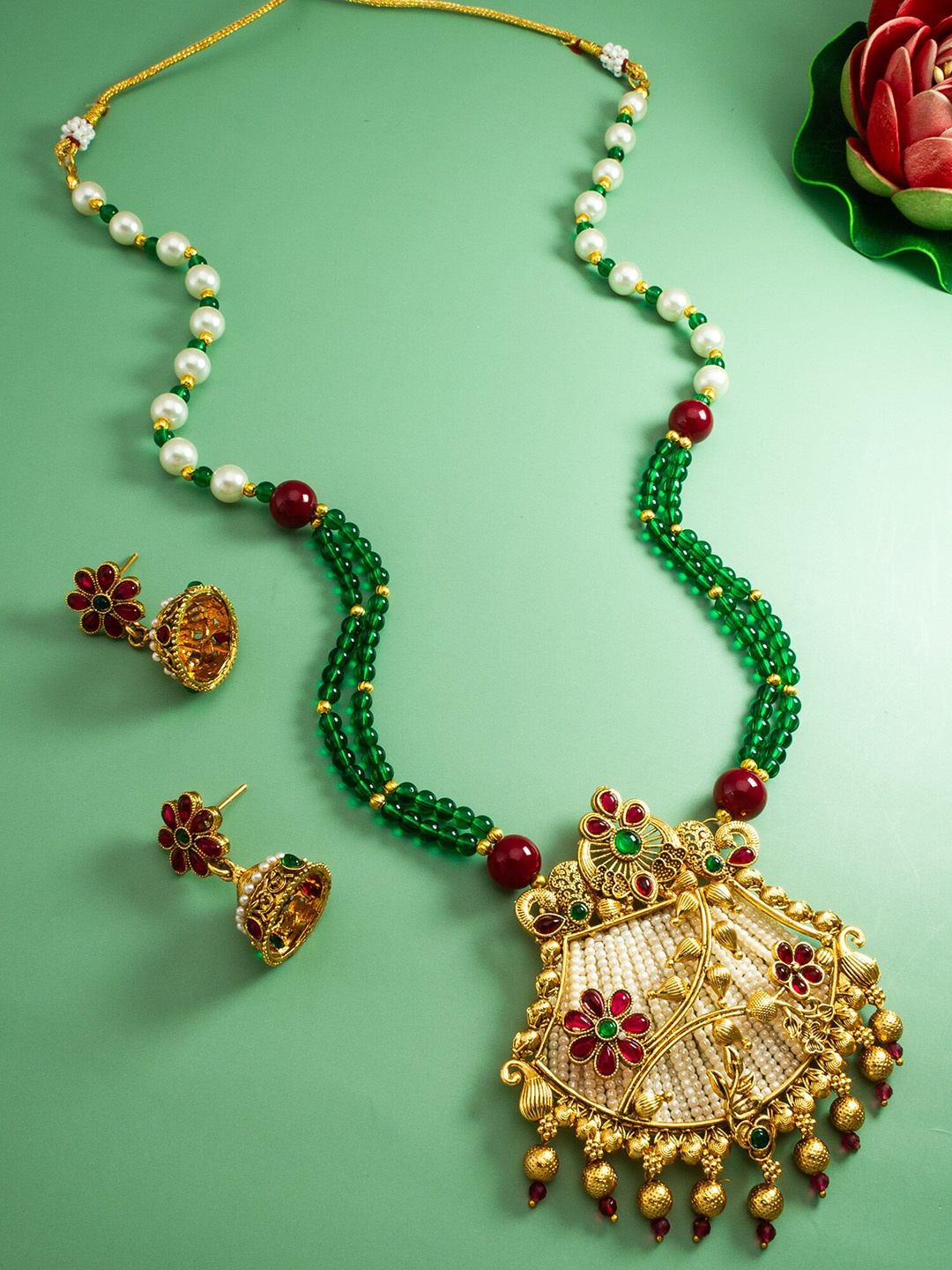 

aadita Gold-Plated Kundan-Studded & Pearl Beaded Jewellery Set