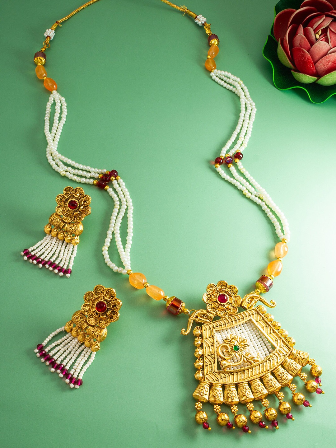 

aadita Gold-Plated Kundan-Studded & Pearl Beaded Jewellery Set
