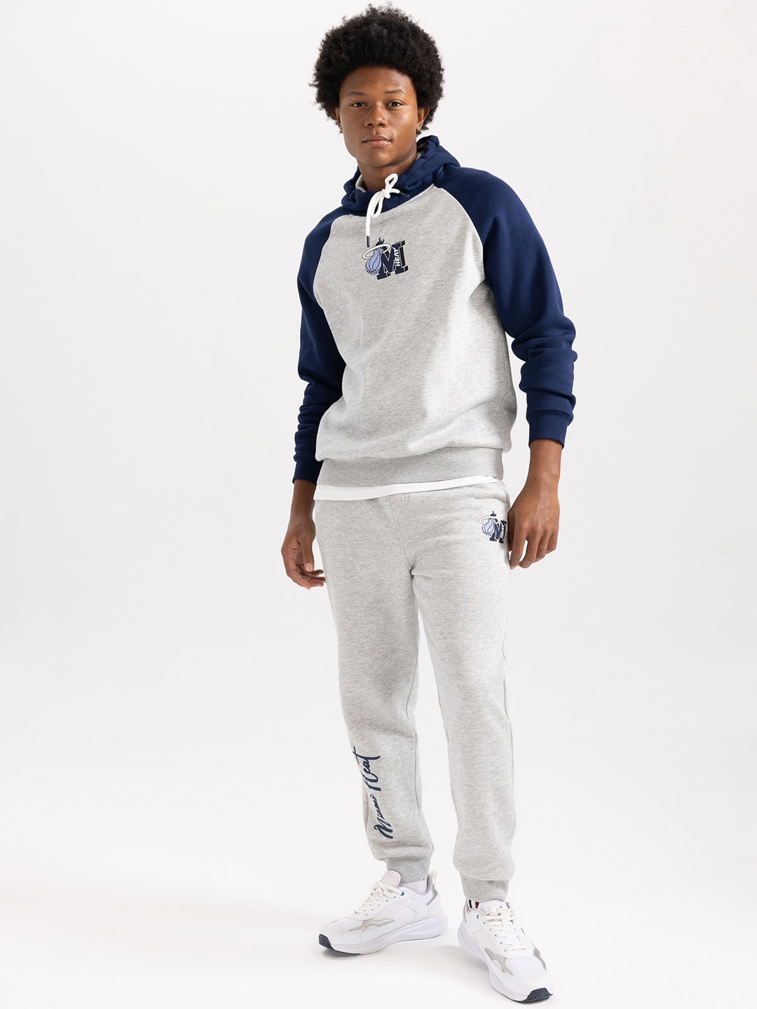 

DeFacto Men Typography Printed Mid Rise Plain Joggers, Grey