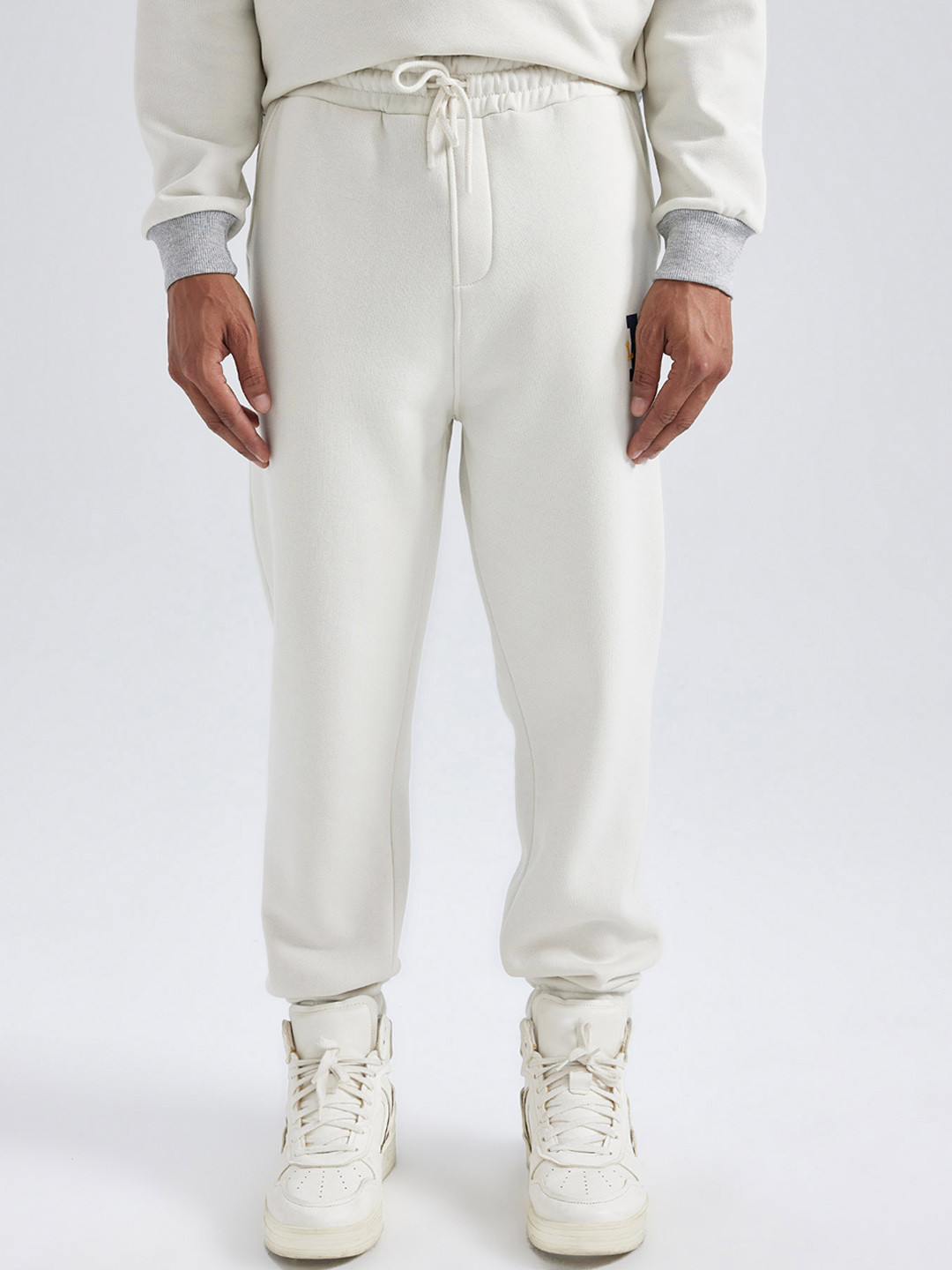 

DeFacto Men Mid Rise Plain Joggers, White