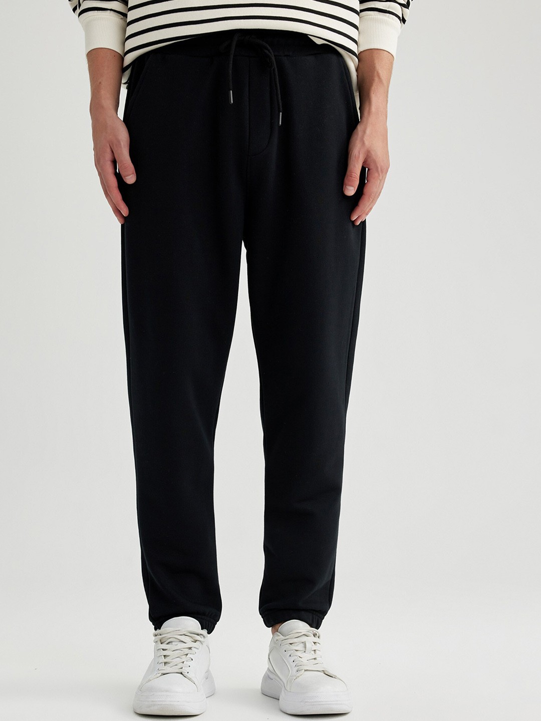 

DeFacto Men Mid Rise Plain Cotton Joggers, Black