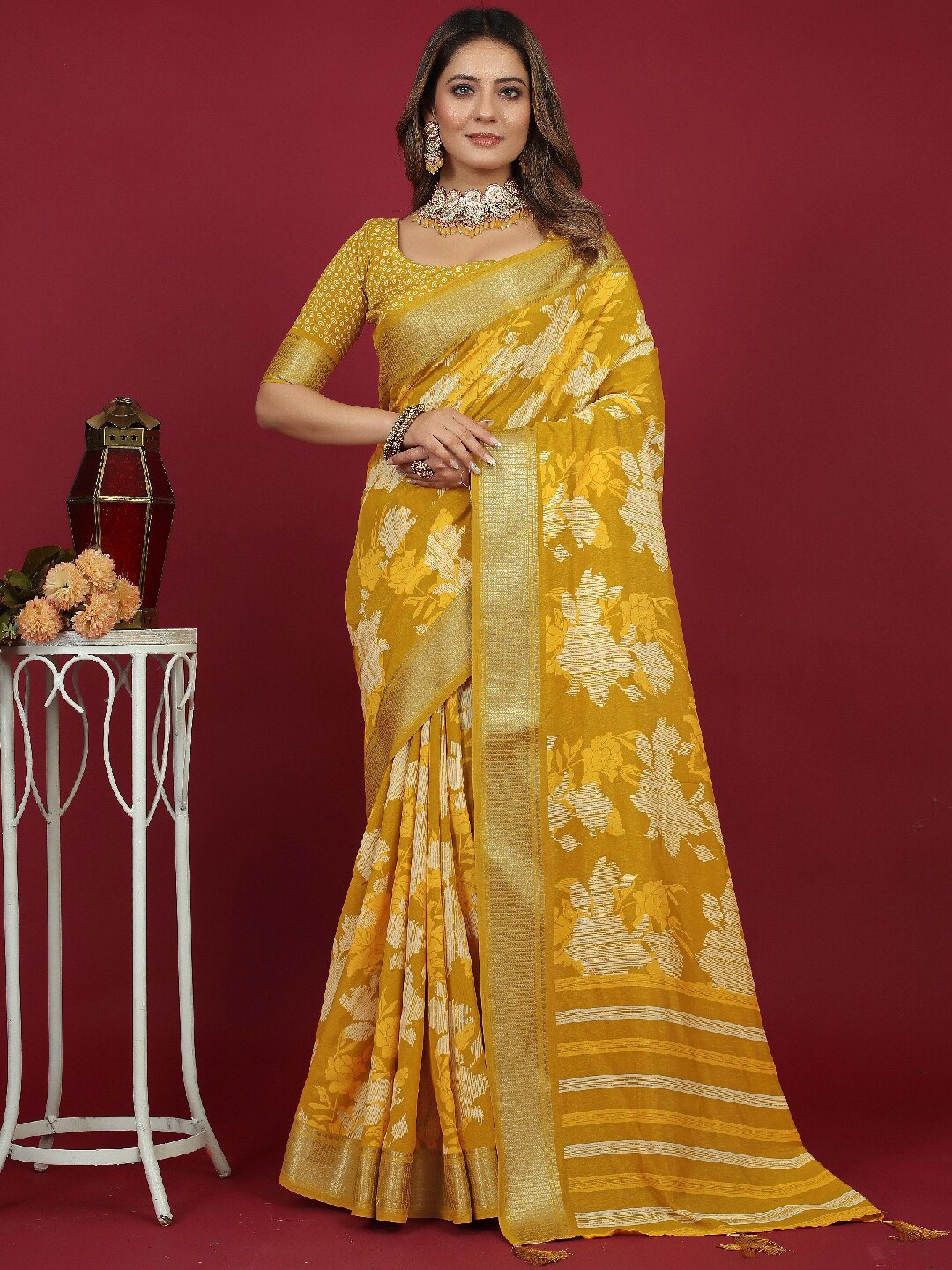 

Mitera Gold-Toned & White Floral Woven Design Zari Silk Cotton Ikat Saree
