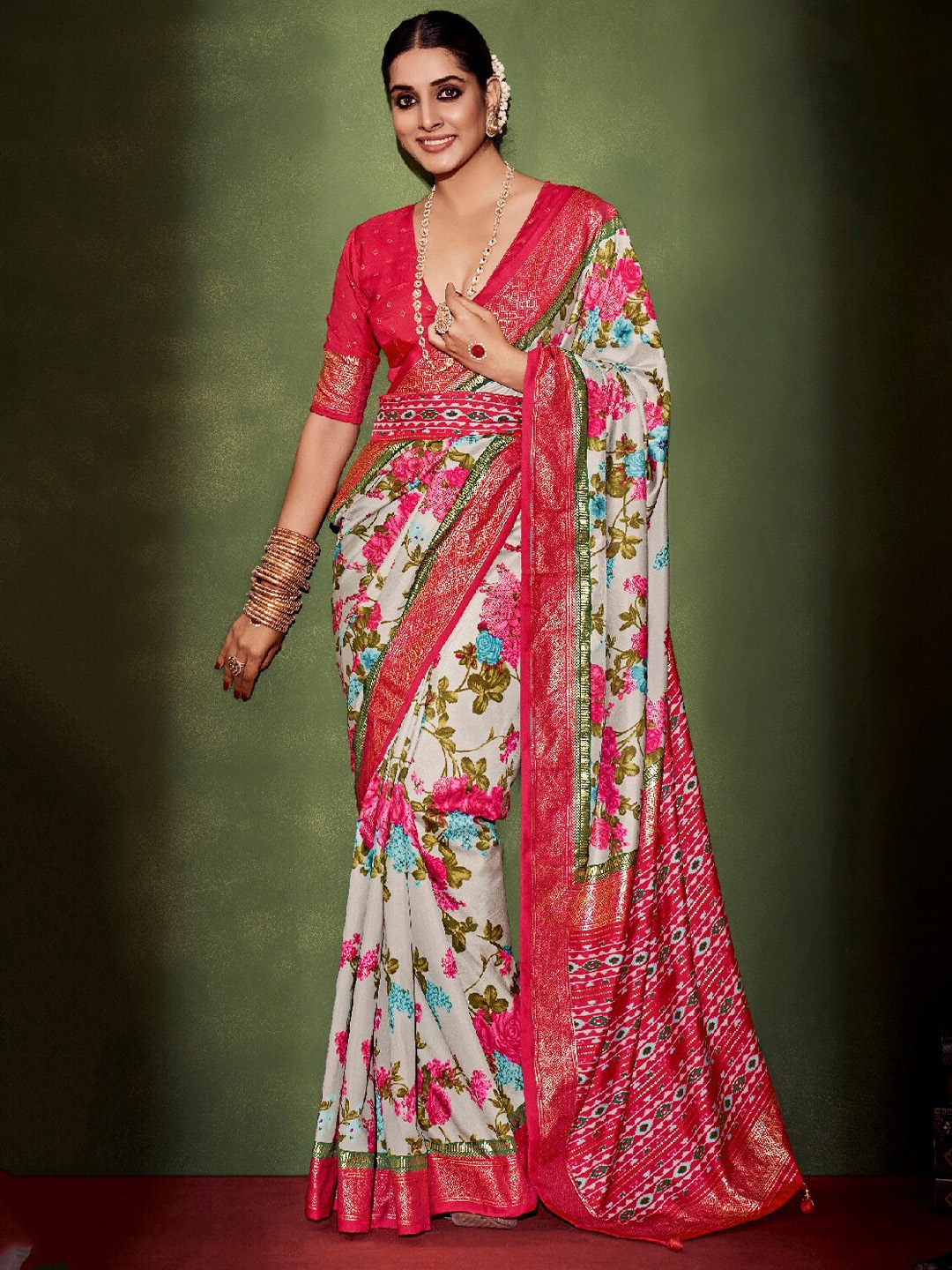 

Mitera White & Grey Floral Printed Zari Silk Cotton Ikat Saree
