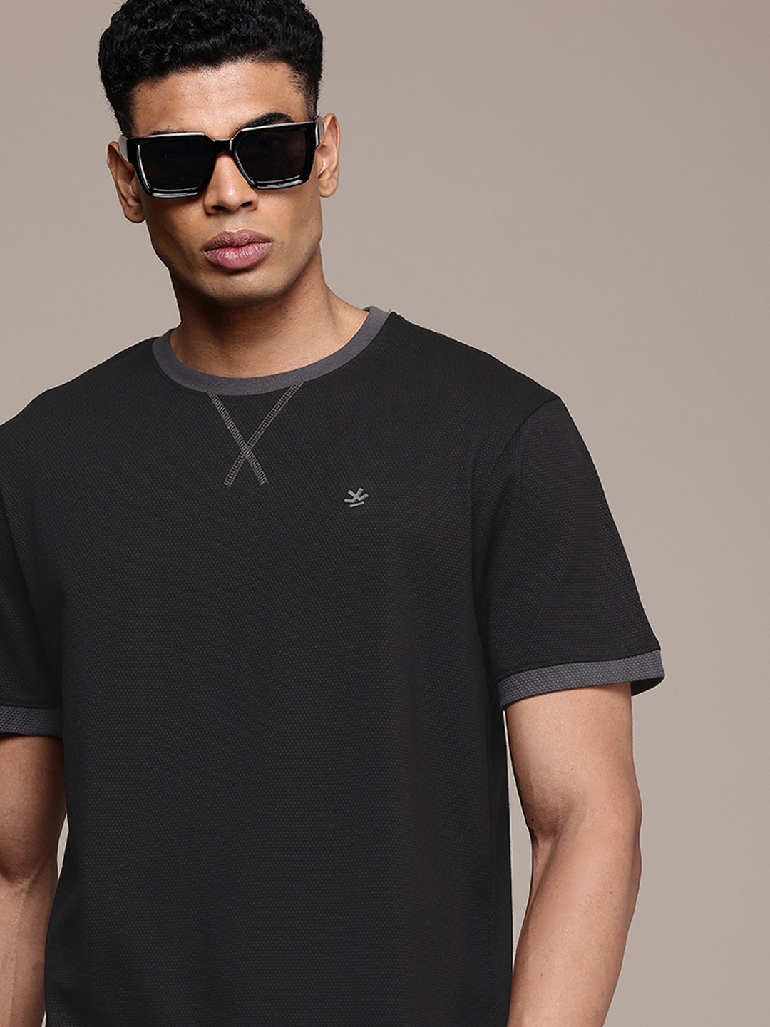 

WROGN Round Neck Self Design T-shirt, Black