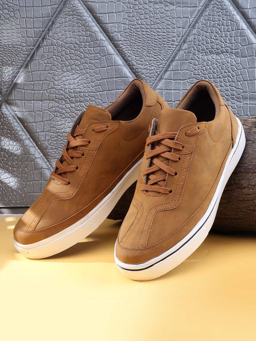 

mr.wonker Men Contrast Sole Lace-Up Sneakers, Tan