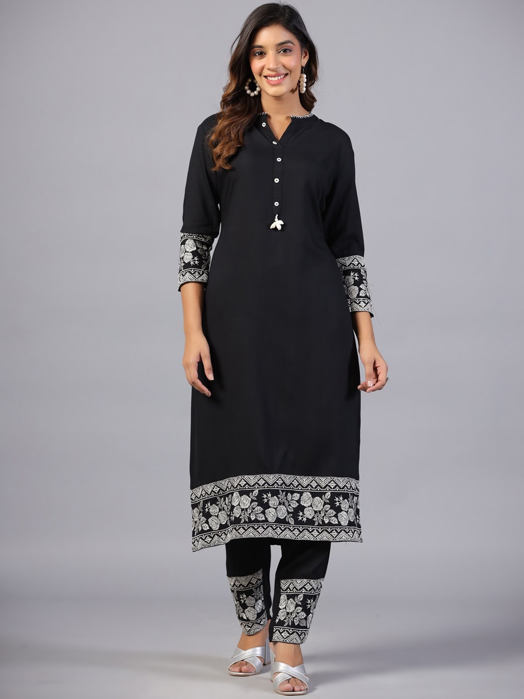

Amchoor Regular Thread Work Kurta with Trousers, Black
