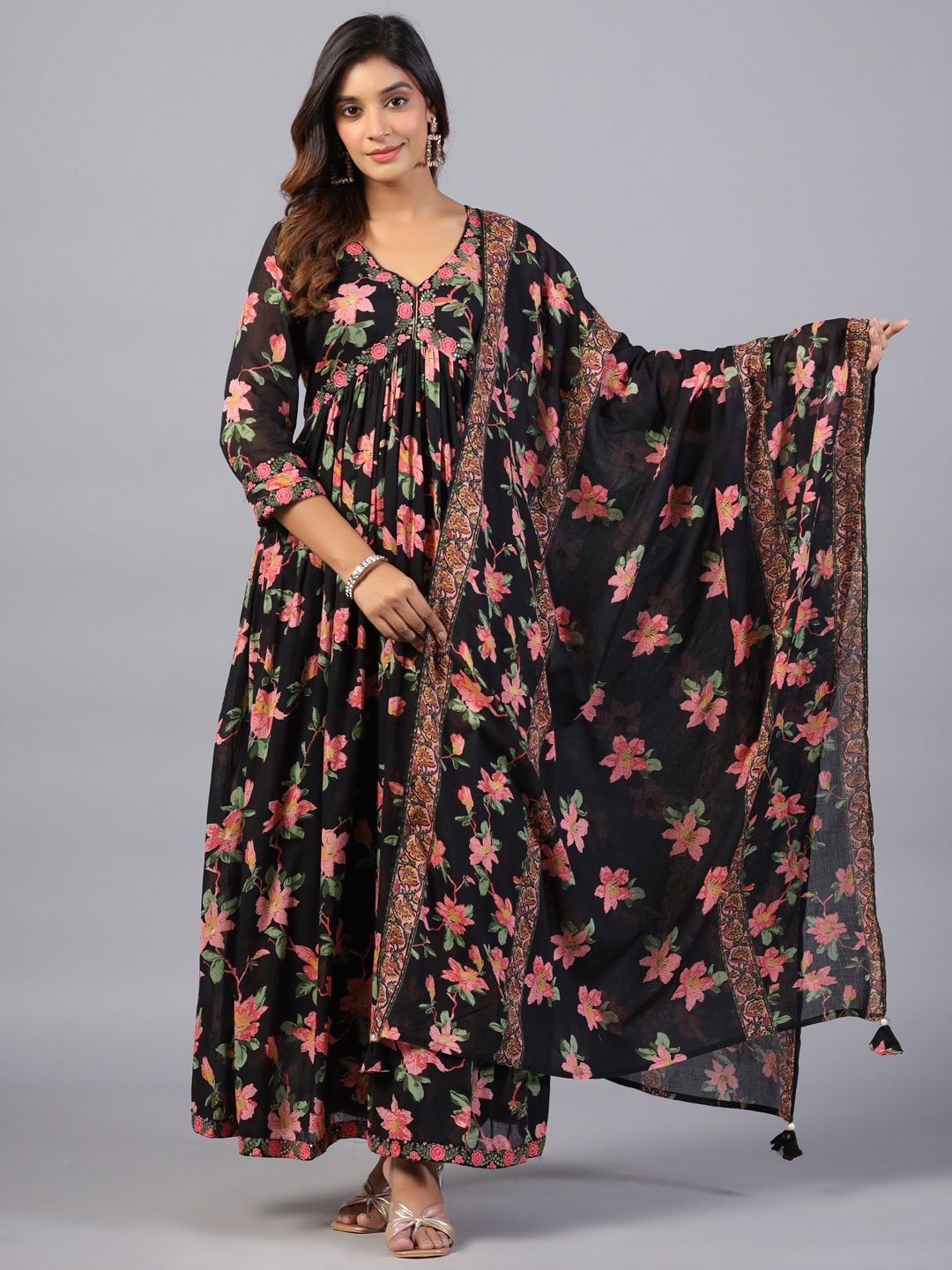 

Amchoor Floral Printed V-Neck Empire Kurta & Salwar With Dupatta, Black