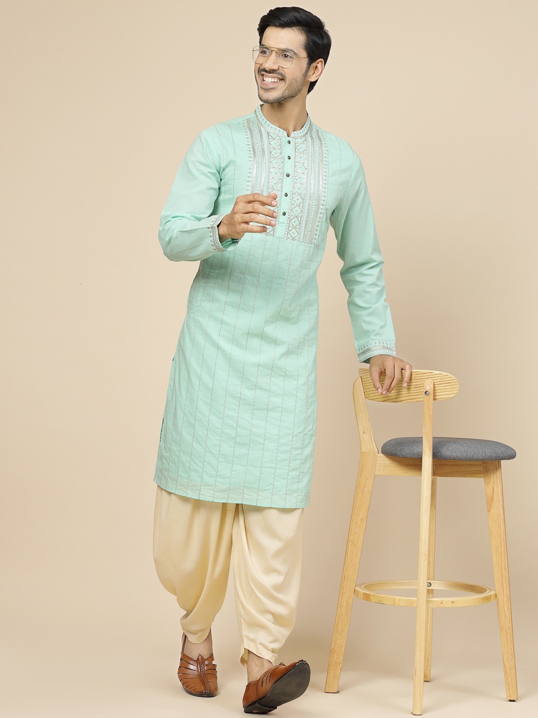 

Sangria Ethnic Motifs Embroidered Mandarin Collar Straight Cotton Kurta, Turquoise blue