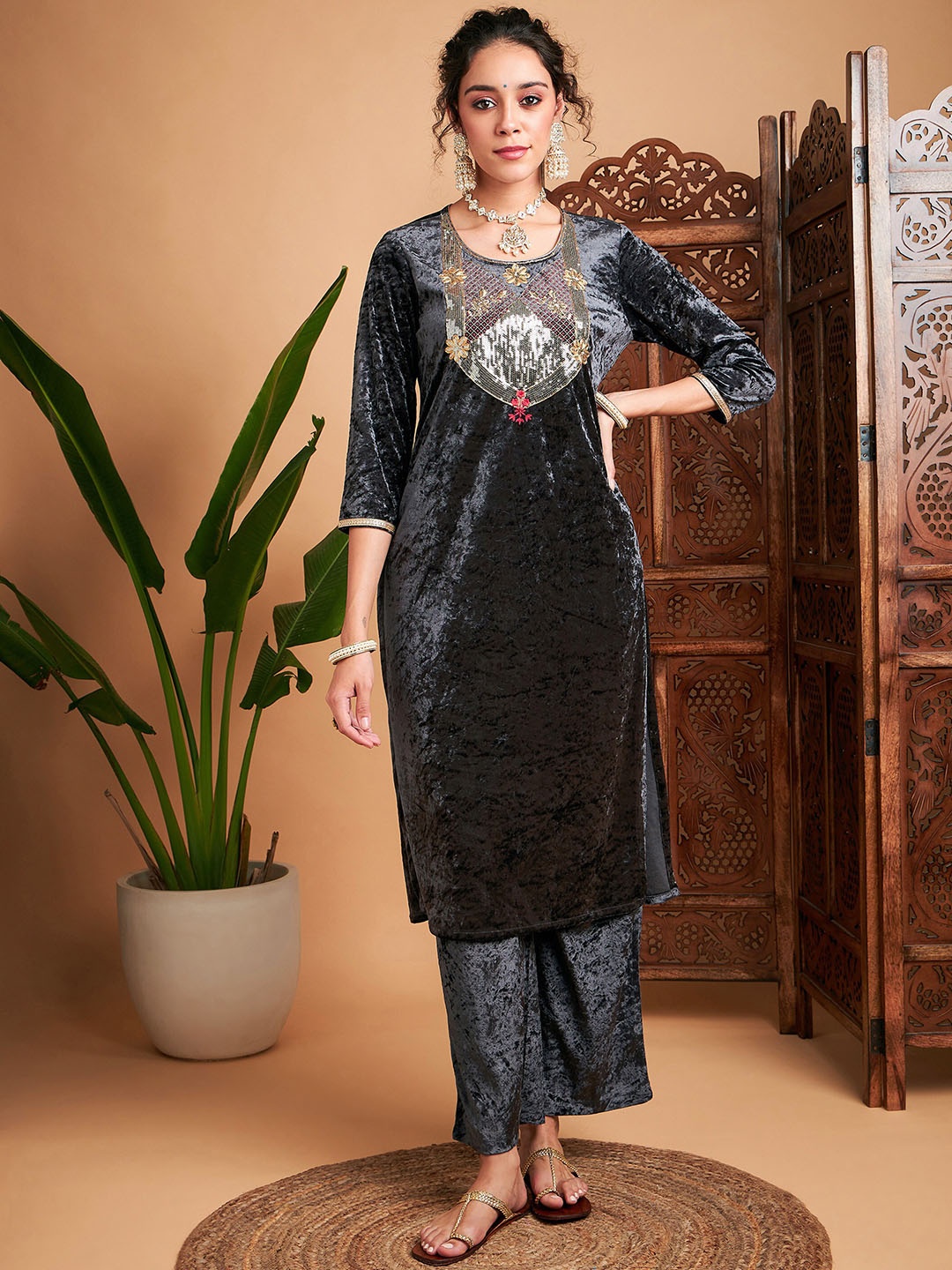 

Shae by SASSAFRAS Grey Ethnic Motifs Embroidered Straight Velvet Kurta