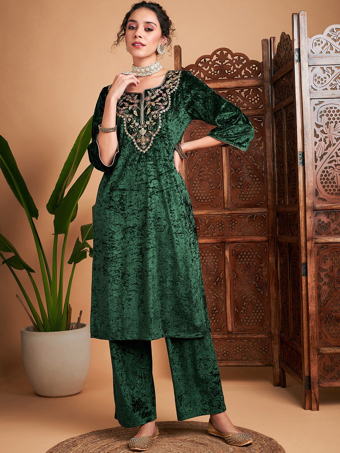 

Shae by SASSAFRAS Green Yoke Design Embroidered Velvet Straight Kurta