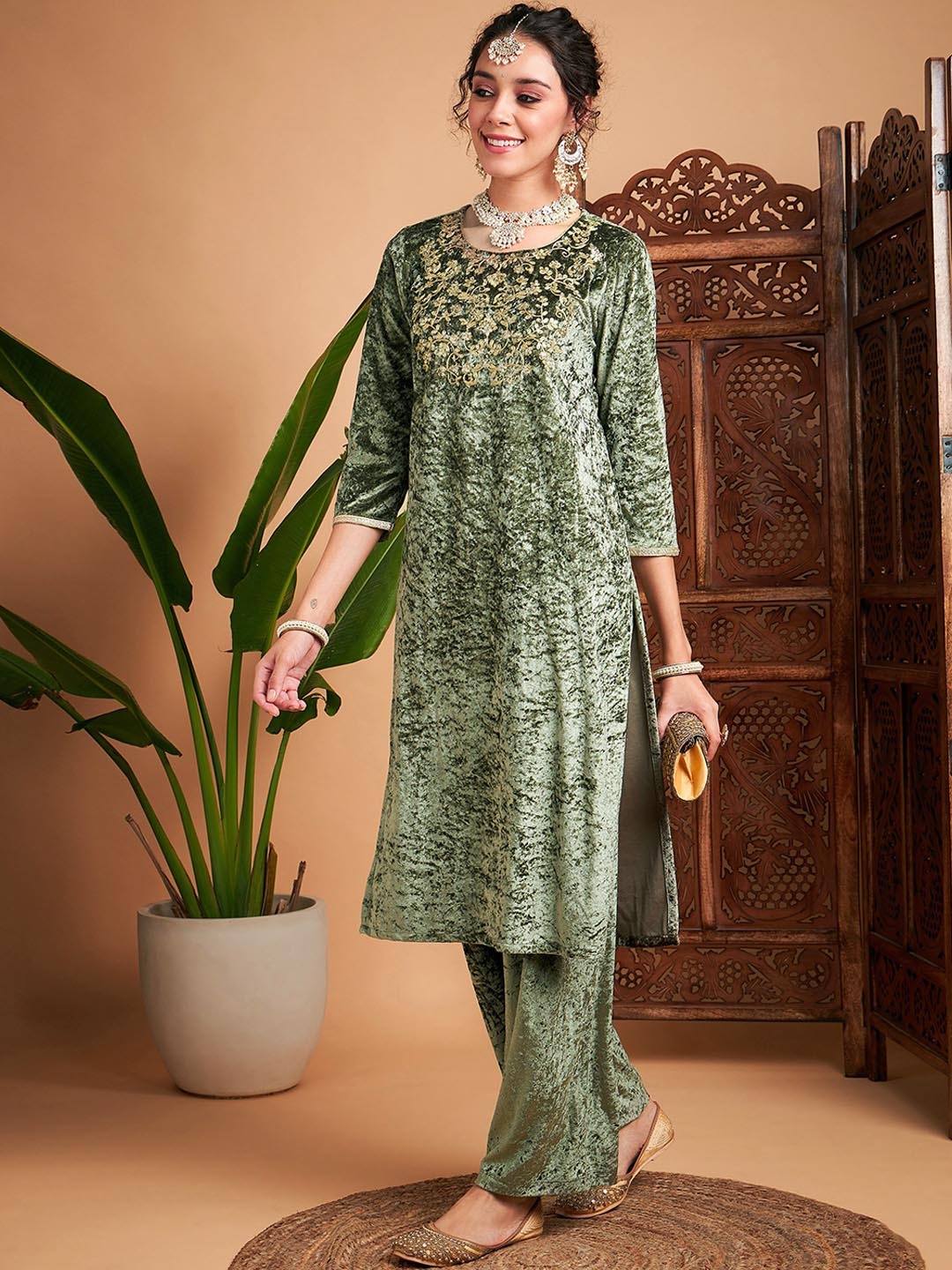 

Shae by SASSAFRAS Olive Green Ethnic Motifs Embroidered Straight Velvet Kurta