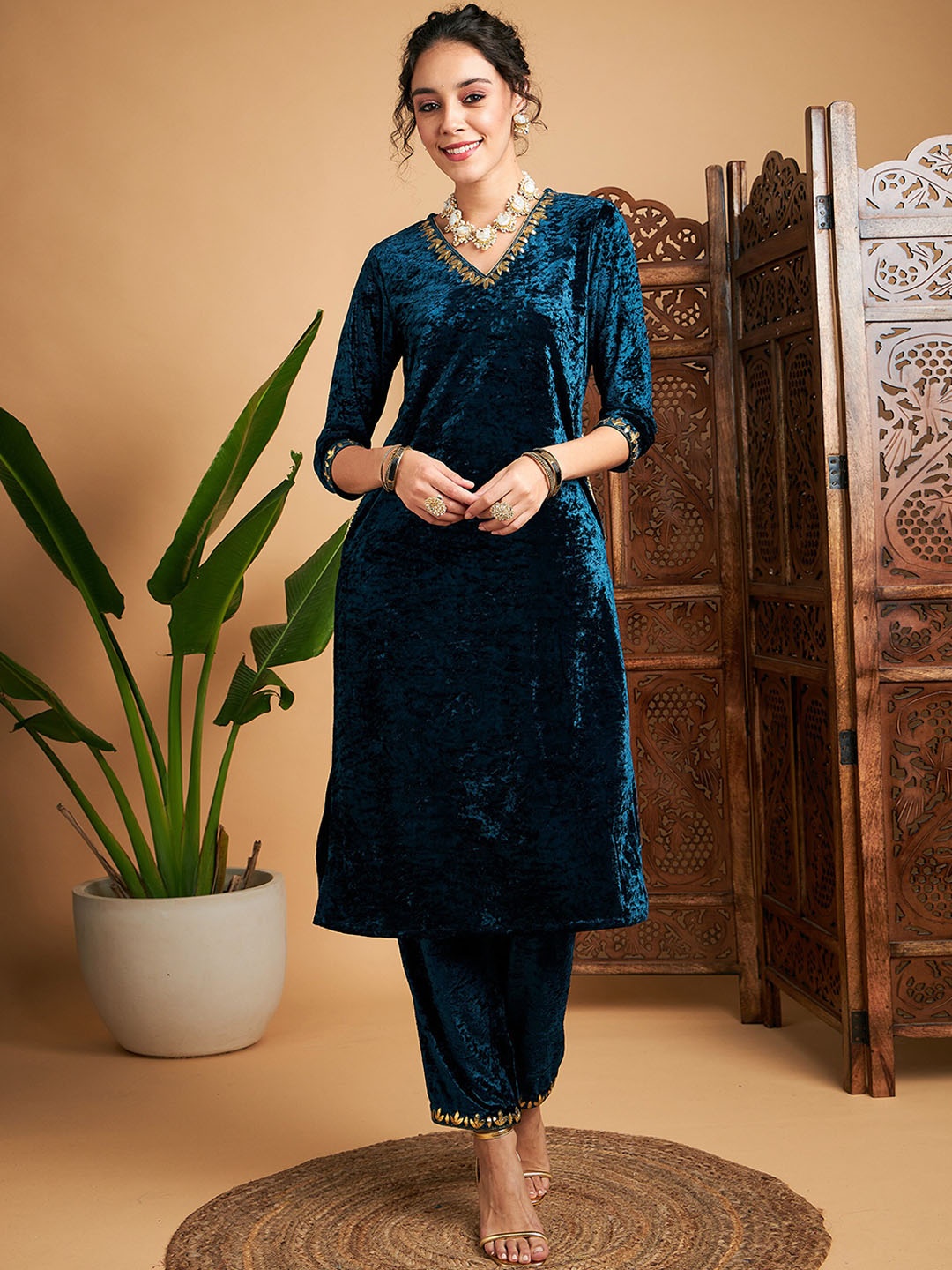 

Shae by SASSAFRAS Teal V-Neck Gotta Patti Detailed Straight Velvet Kurta