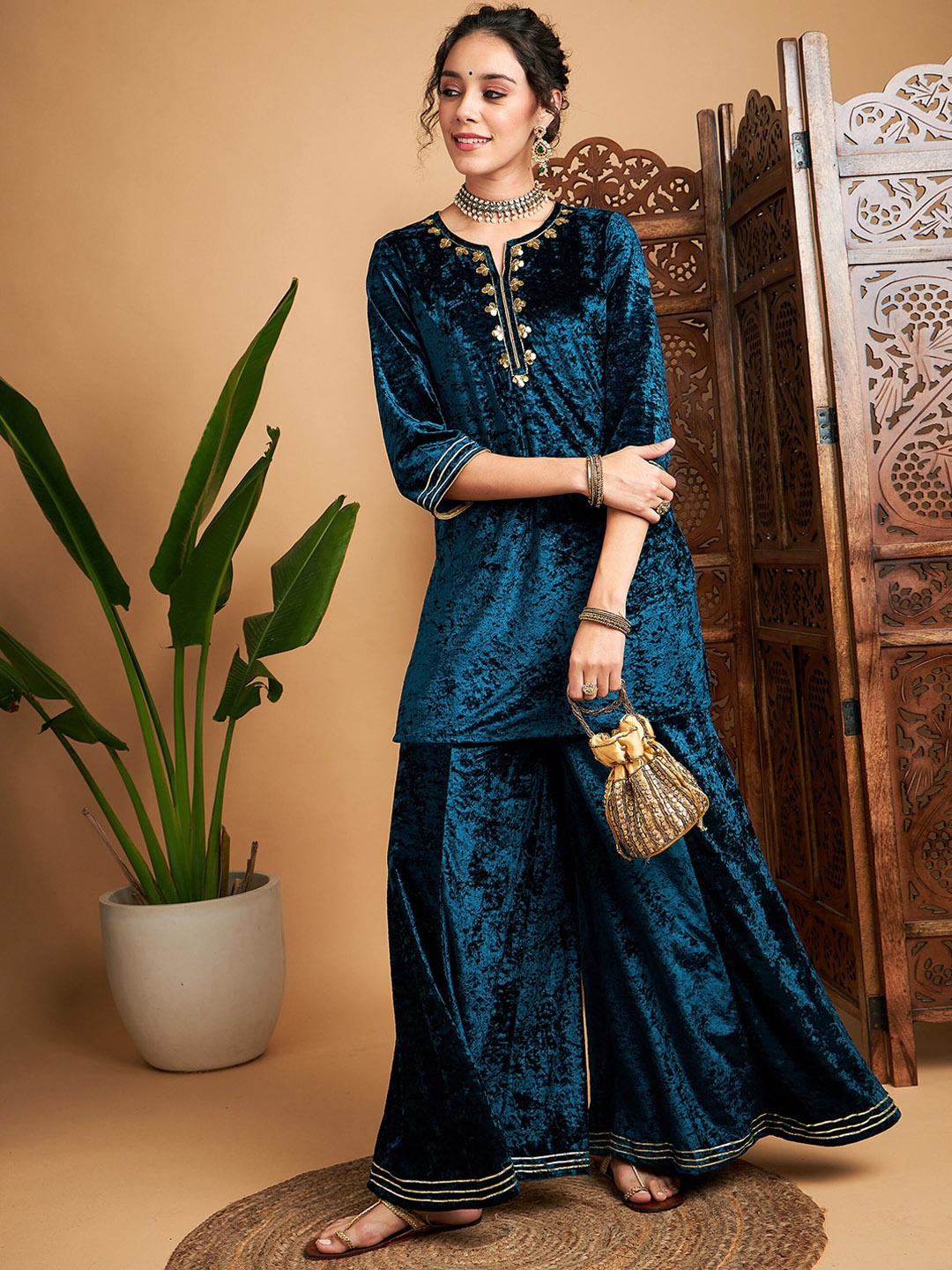 

Shae by SASSAFRAS Teal Blue Ethnic Motifs Embroidered Velvet Kurta