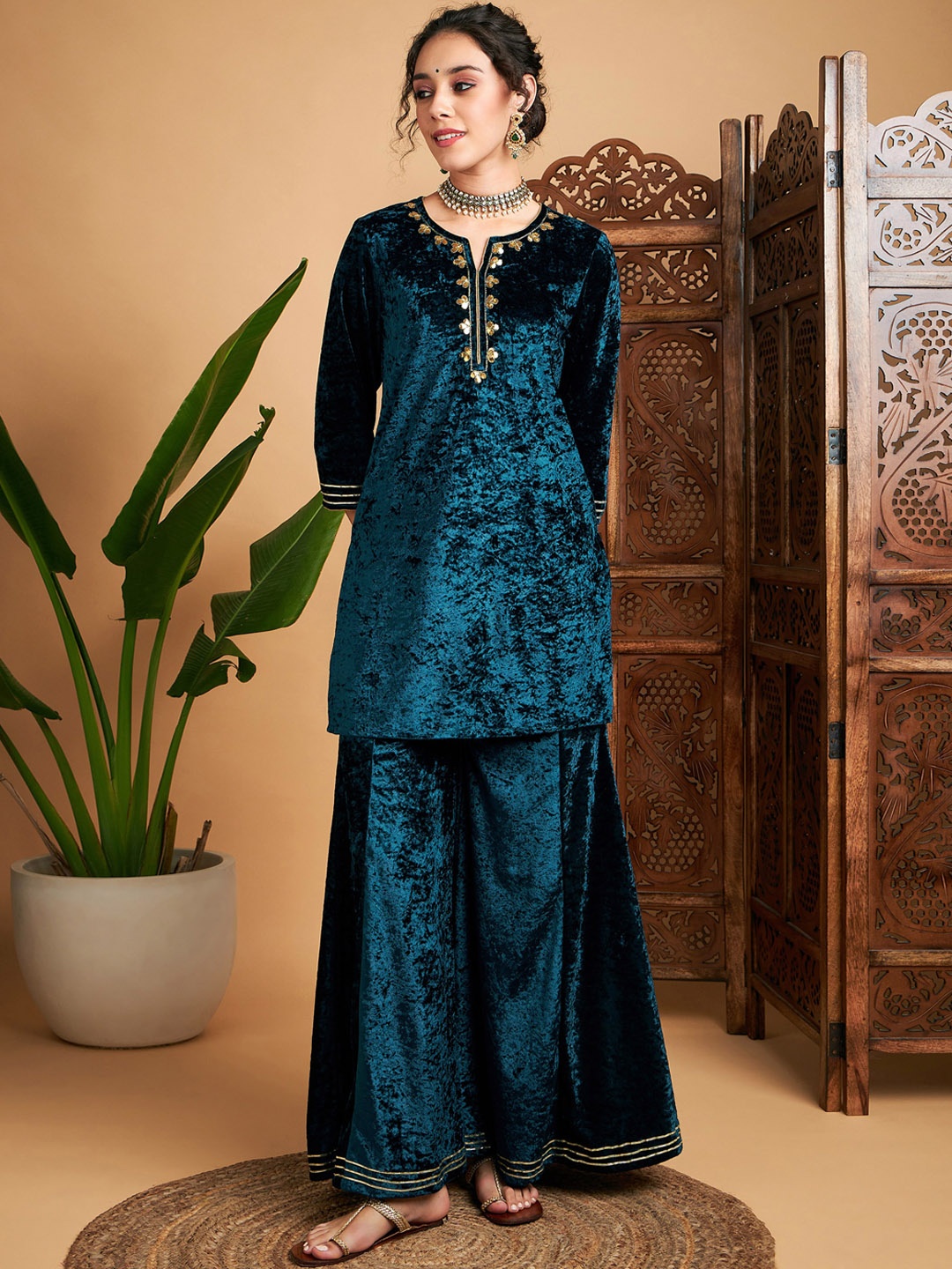 

Shae by SASSAFRAS Teal Ethnic Motifs Yoke Design Embroidered Velvet Kurta with Palazzos