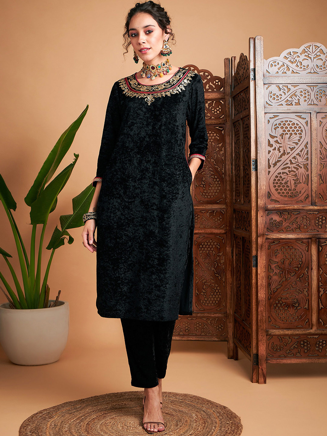 

Shae by SASSAFRAS Ethnic Motifs Embroidered Zari Detail Velvet Straight Kurta, Black