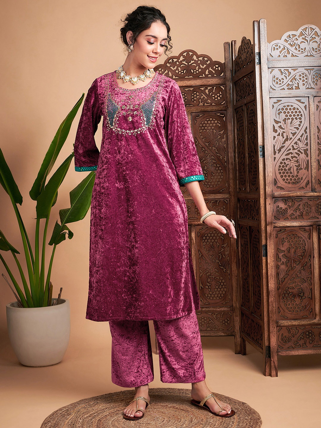 

Shae by SASSAFRAS Ethnic Motifs Embroidered Velvet Straight Kurta, Pink