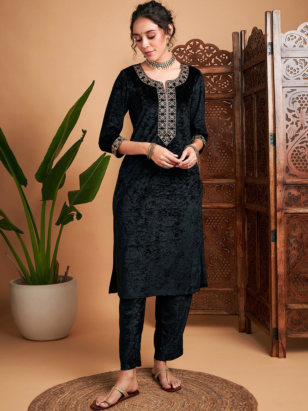 

Shae by SASSAFRAS Ethnic Motifs Embroidered Thread Work Velvet Straight Kurta, Black