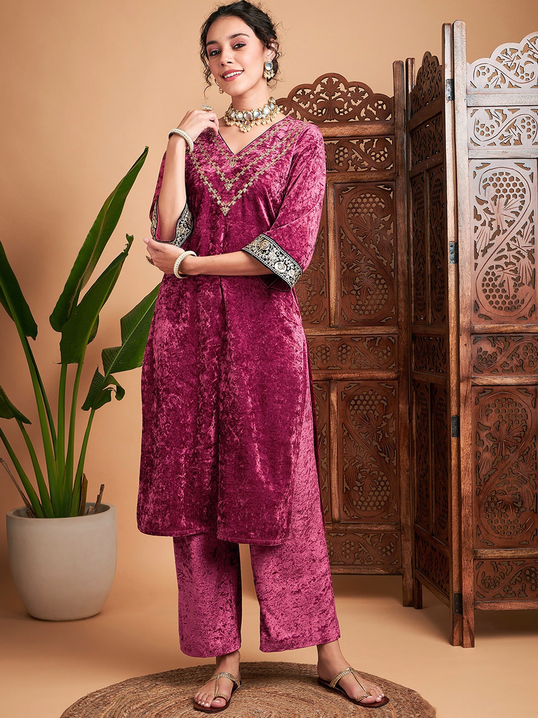 

Shae by SASSAFRAS Ethnic Motifs Embroidered V-Neck Thread Work Velvet Straight Kurta, Pink