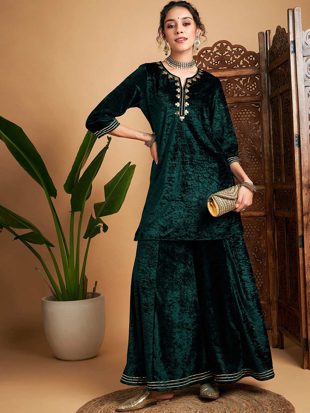 

Shae by SASSAFRAS Green Ethnic Motifs Yoke Design Thread Work Velvet Kurta with Palazzos