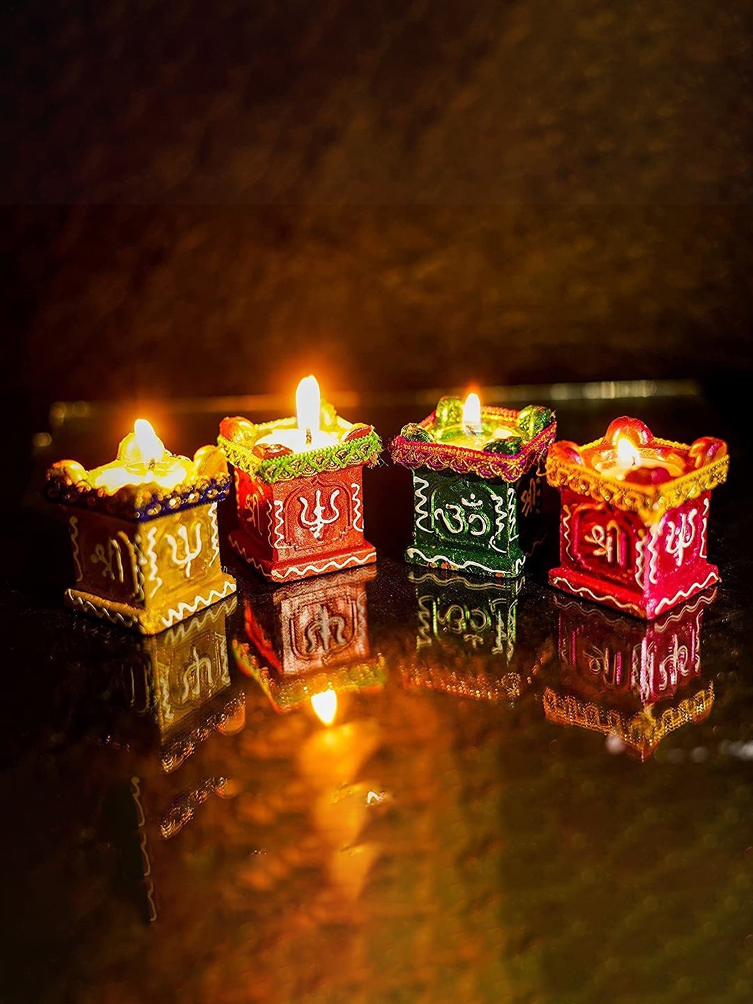 

Fashion Bizz Red & Green 8 Pieces Tulsi Shaped Traditional Terracotta Diyas