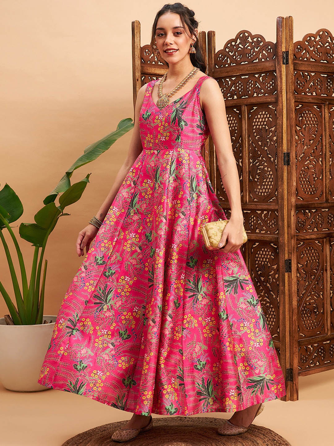 

Shae by SASSAFRAS Pink & Green Floral Printed Sweetheart Neck Panelled Anarkali Kurta