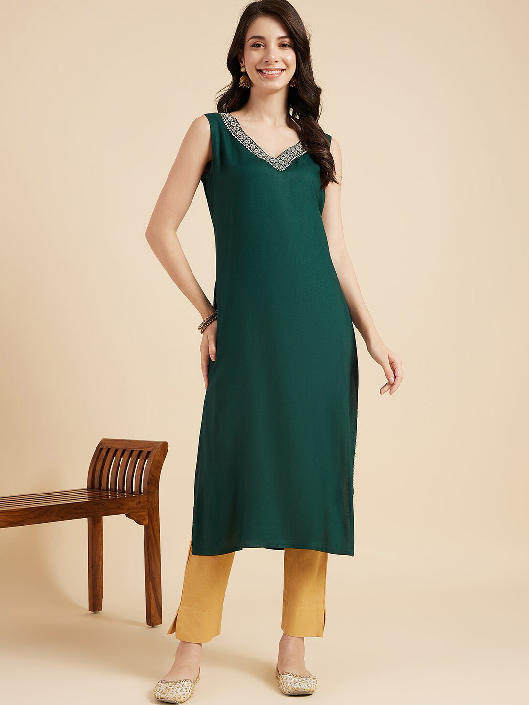 

Ramas Floral Embroidered Sleeveless Straight Kurta, Green