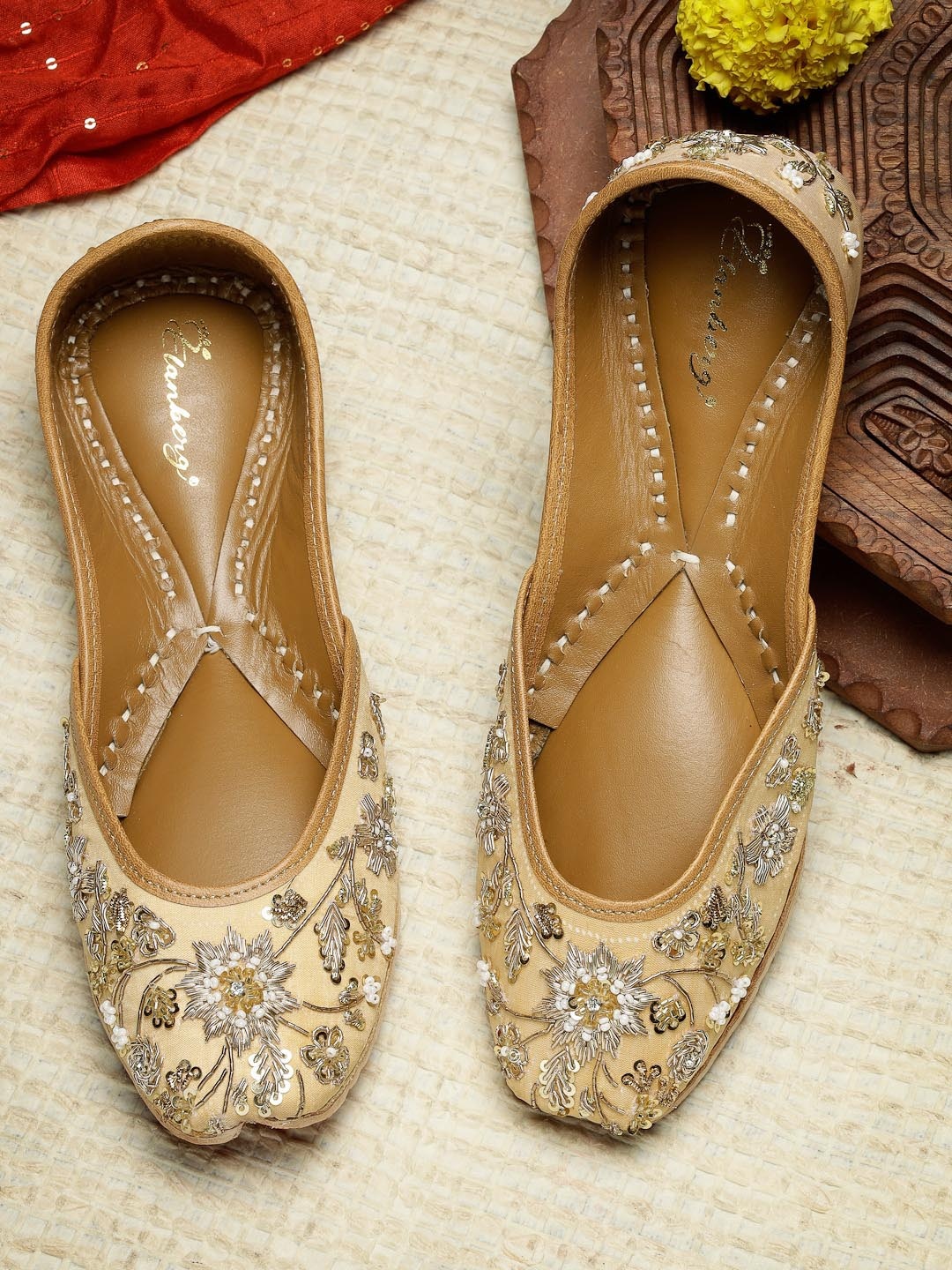 

ELANBERG Embroidered Ethnic Mojaris, Beige