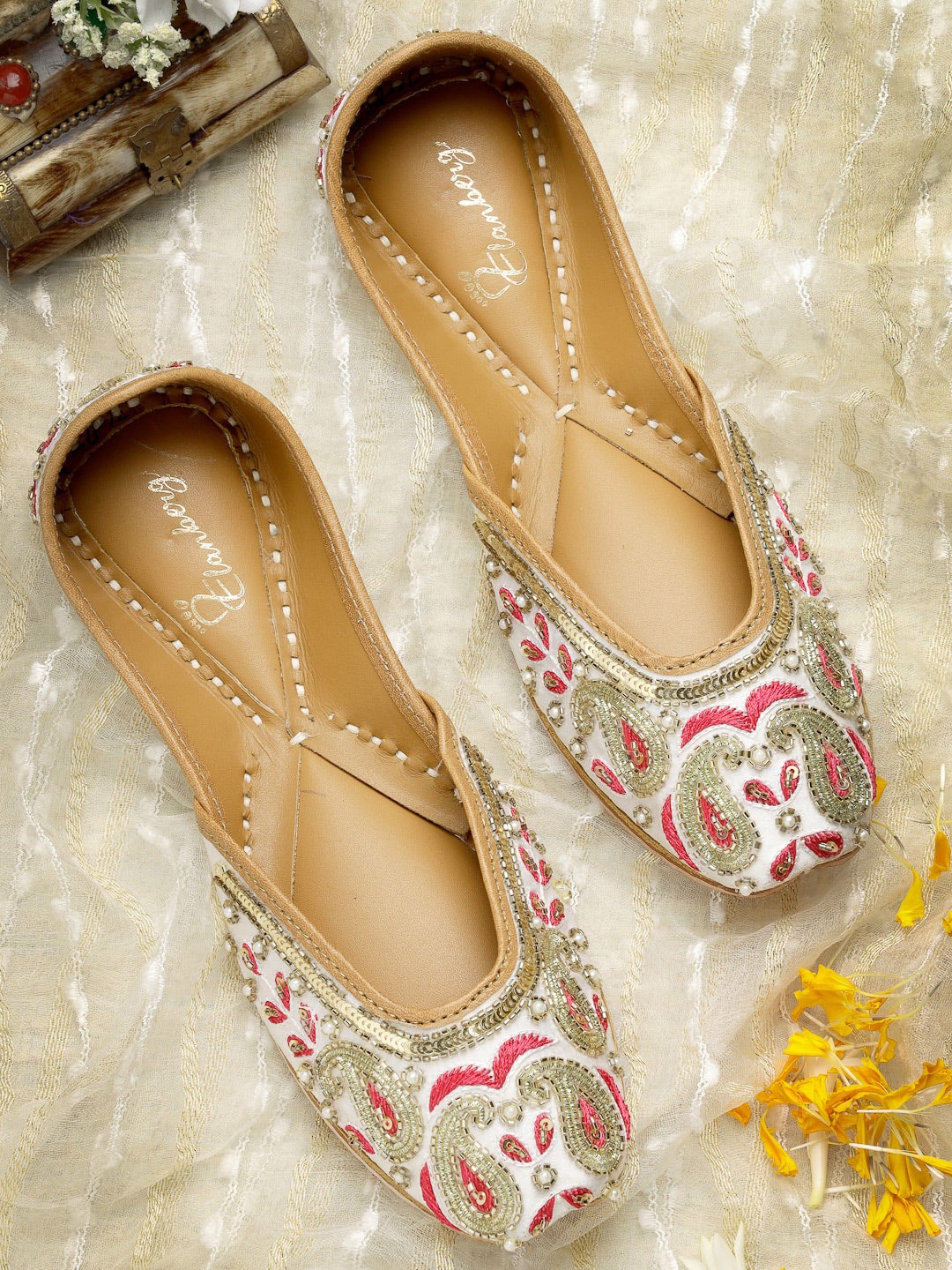 

ELANBERG Ethnic Embellished Square Toe Mojaris, White