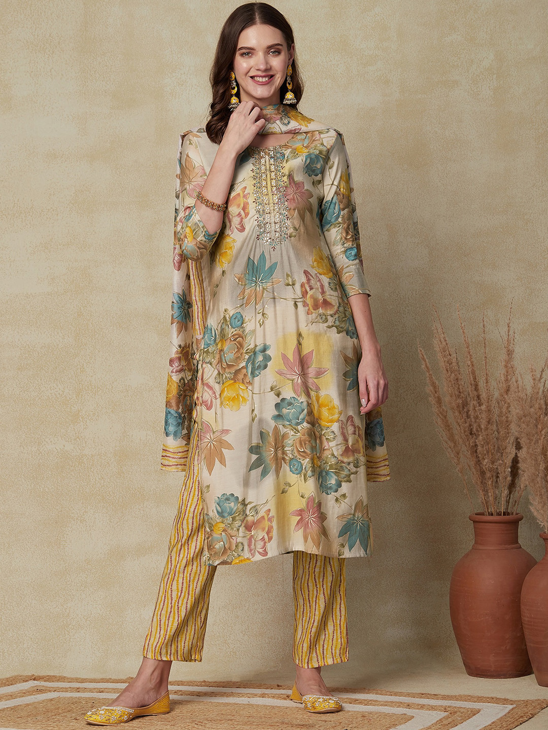 

FASHOR Floral Printed Gotta Patti Kurta & Trousers With Dupatta, Cream