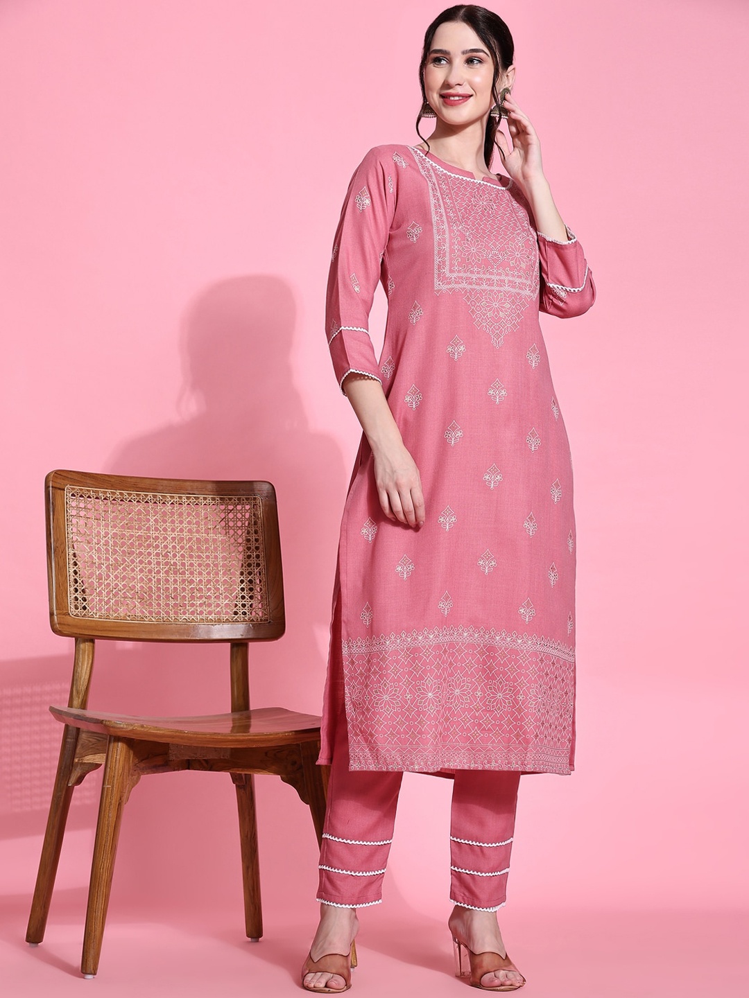

Murta Trends Ethnic Motifs Printed Straight Kurta with Trousers, Pink