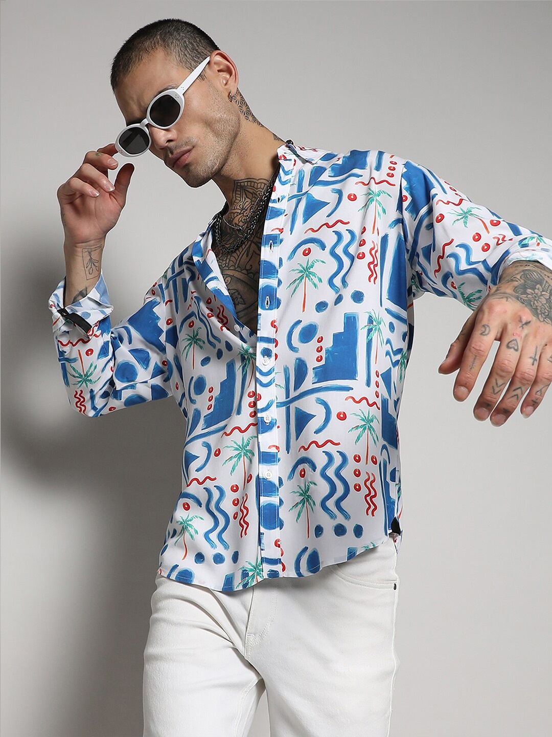 

Campus Sutra White Tropical Printed Classic Regular Fit Opaque Casual Shirt